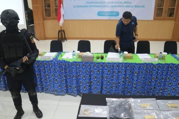 Konferensi Pers penyelundupan emas di Bandara Lombok