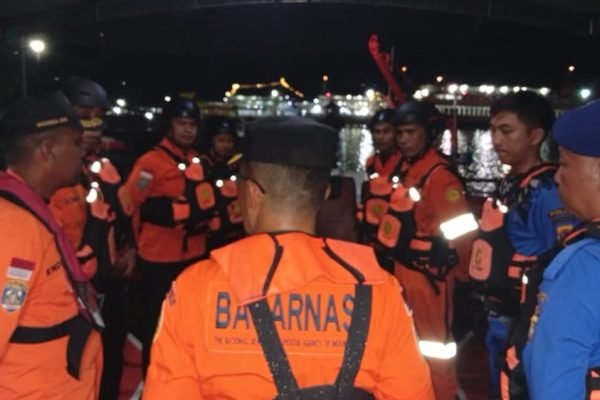 Tim SAR gabungan melakukan koordinasi dalam proses evakuasi KMP Putri Yasmin yang mengalami kebakaran di perairan Selat Lombok, Rabu (12/8/2026). Foto: Polres Lombok Barat