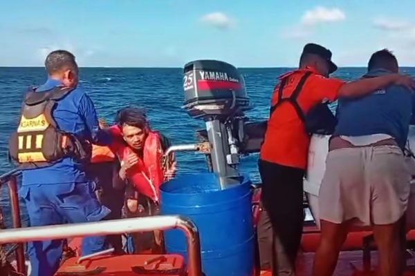 Proses evakuasi korban insiden KMP Putri Yasmin di perairan Selat Lombok.
