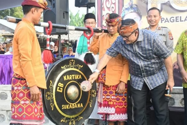 Wakil Bupati Lombok Utara saat membuka Porseni di Desa Sukadana. (kicknews.today/Ist)