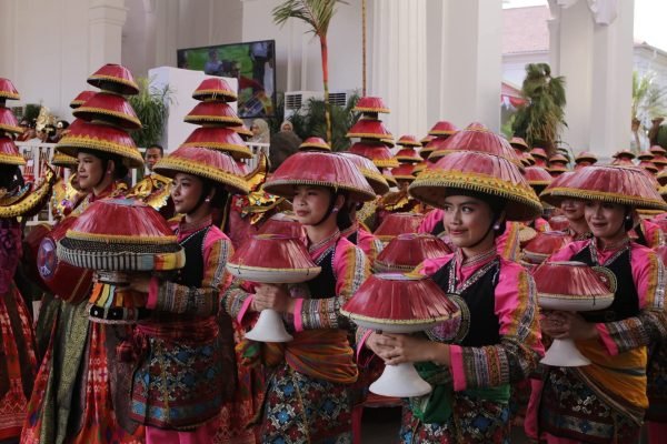 Penari kolosal asal NTB saat tampil di Istana Negara Jakarta. (foto ist)