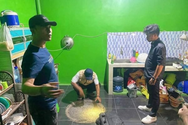 Petugas saat lakukan olah TKP di perumahan terduga pelaku yang berlokasi di desa Prampuan Lombok Barat(foto ist)