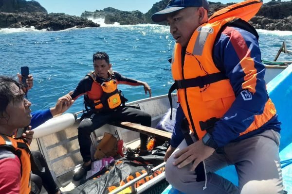 Tim SAR evakuasi jasad korban tenggelam di Perairan Langgudu Kabupaten Bima.