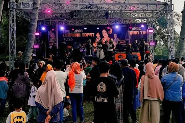 Tampak masyarakat yang menonton Live musik di Pantai Beraringan saat Lebaran Ketupat, Sabtu (28/03/2026) kemarin. (Foto. Kicknews.today/Ist)