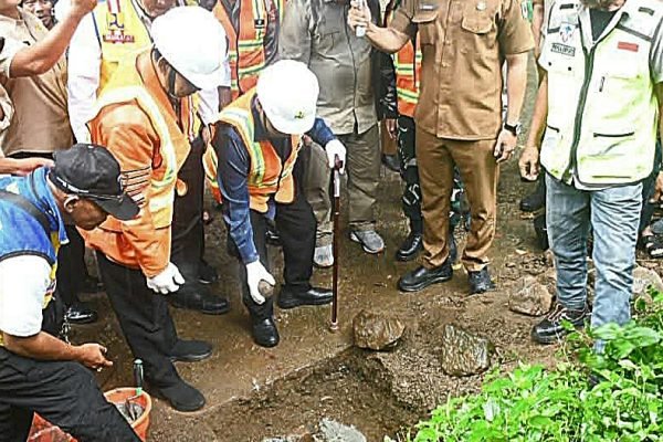 Bupati Lombok Utara, Najmul Akhyar bersama Anggota DPR RI Fraksi PKS, Abdul Hadi saat Peletakan Batu Pertama Pembangunan Jembatan di DAM Santong. (Foto. kicknews.today/Ist)
