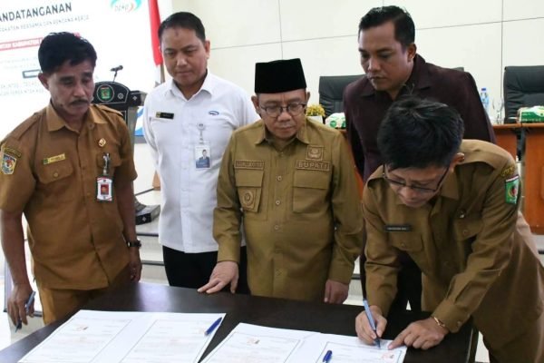 Bupati Lombok Utara didampingi Sekda, Inspektoratdan Wakil Ketua II DPRD KLU saat penandatanganan MoU dengan BPKP NTB. (Foto. kicknews.today/Ist)