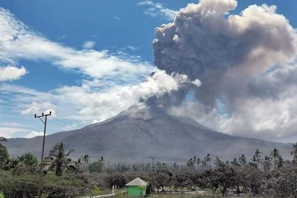 Foto yang disediakan oleh Pusat Vulkanologi dan Mitigasi Bencana Geologi (PVMBG) ini menunjukkan material vulkanis yang dimuntahkan Gunung Lewotobi Laki-Laki di Kabupaten Flores Timur, Provinsi Nusa Tenggara Timur, pada 7 November 2024. (PVMBG)