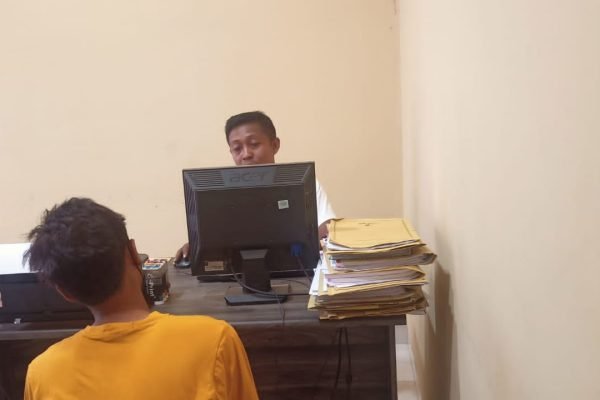 Seorang pelaku pencurian inisial AS, asal Kelurahan Ampenan Tengah, Kecamatan Ampenan, Kota Mataram ditangkap anggota Polsek Selaparang, Jumat (23/2/2024).