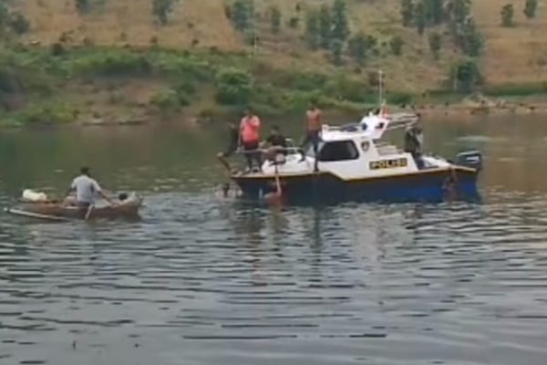 Proses pencarian pemancing yang tenggelam di perairan Soromandi Kabupaten Bima, Selasa sore (16/4/2024).