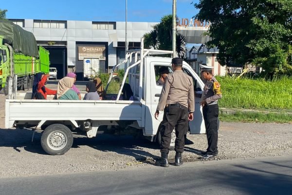 Petugas razia kendaraan bak terbuka angkut orang hendak masuk Mataram saat momen Lebaran Topat, Rabu (17/4/2024).