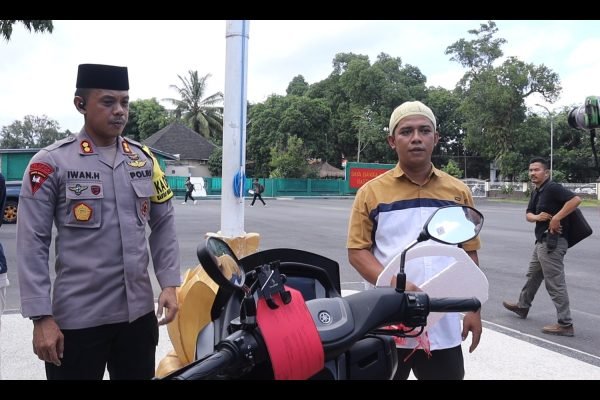 Kapolres Lombok Tengah menyerahkan barang bukti hasil curanmor pada pemiliknya, Jumat (19/4/2024).