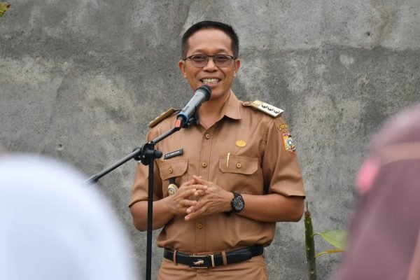 PJ Bupati Lombok Timur, H.M Juaini Taofik jadi pembina apel di RSUD dr Soedjono Selong, Senin (22/7/2024).