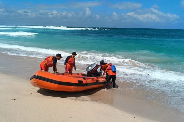 Tim SAR gabungan saat melakukan pencarian seorang warga pencari kerang hilang terseret gelombang di Teluk Mekaki Desa Pelangan, Kecamatan Sekotong, Lombok Barat, Senin (22/7/2024).