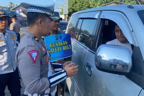 Anggota Satlantas Polres Lombok Utara saat memeriksa kelengkapan surat berkendara. (Foto. kicknews.today/Ist)