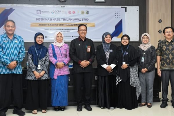 PJ Bupati Lombok Timur dengan pihak Dinas Kesehatan dan tim UK Research and Innovation (UKRI).