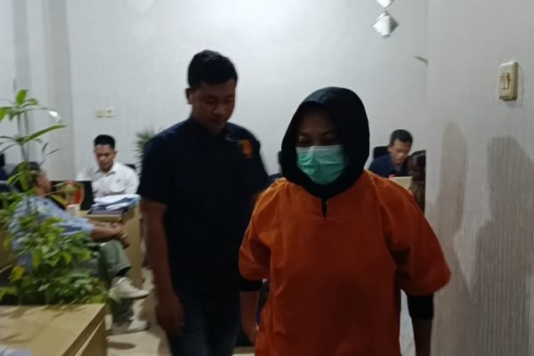 Seorang perempuan inisial DH (38) warga Dusun Bilekedit Desa Babussalam Kecamatan Gerung Kabupaten Lombok Barat diringkus polisi.