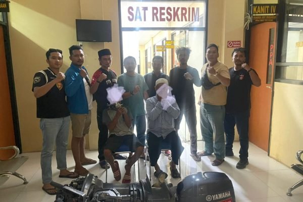 Satreskrim Polres Lombok Utara bersama dua terduga penadah dan barang bukti mesin tempel. (Poto kicknews.today/Ist)