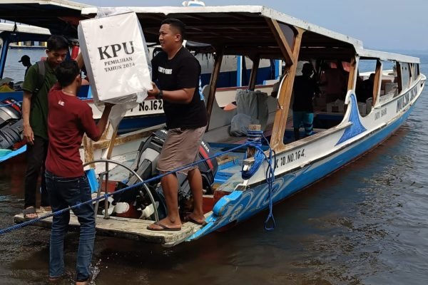 Pendistribusian Kotak dan Surat Suara ke Tiga Gili. (Poto kicknews.today/Anggi)