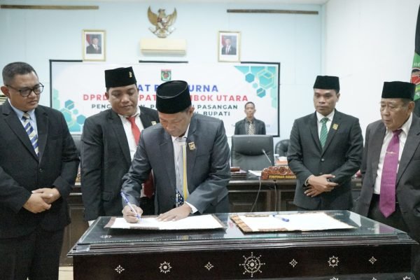 Wakil Bupati Terpilih bersama Anggota DPRD KLU dan Bupati KLU saat Penandatanganan Penetapan Bupati dan Wakil Bupati Terpilih KLU. (Poto kicknews.today/Ist)