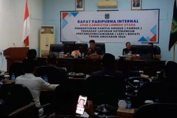 Anggota DPRD KLU saat rapat pembentukan ketua Pansus LKPJ Lombok Utara. (Foto kicknews.today/Anggi)