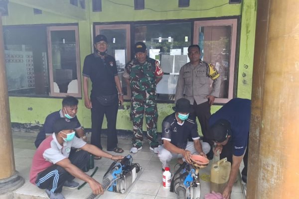 Pemerintah Desa Jerowaru Kabupaten Lombok Timur saat lakukan fogging.