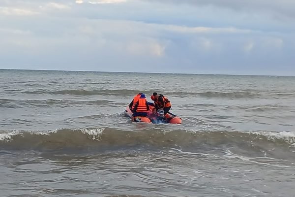 Tim SAR gabungan lakukan pencarian lima korban terseret banjir di Kecamatan Wera Kabupaten Bima.