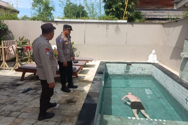 Korban saat ditemukan di dasar kolam. (Poto kicknews.today/Ist)