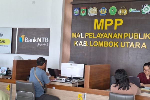 Petugas saat melayani masyarakat di Lobby kantor DPMPTSP-Naker KLU. (Foto kicknews.today/Anggi)