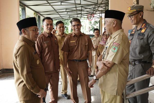 Bupati Lombok Utara saat Sidak di Dikbudpora KLU. (Foto kicknews.today/Ist)