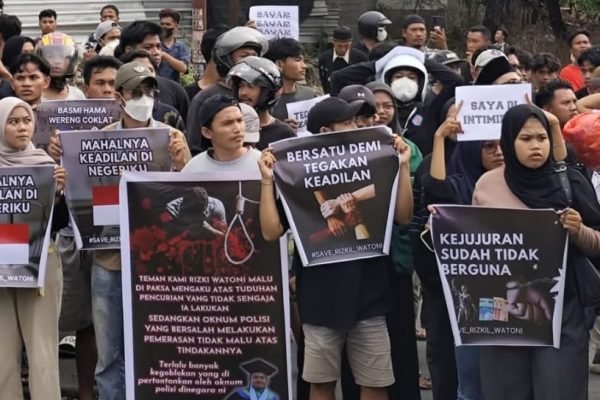 Ratusan warga di Lombok Utara gelar aksi, menuntut keadilan atas kematian ASN PPPK, Rizkil Watoni. (Foto kicknews.today/Ist)