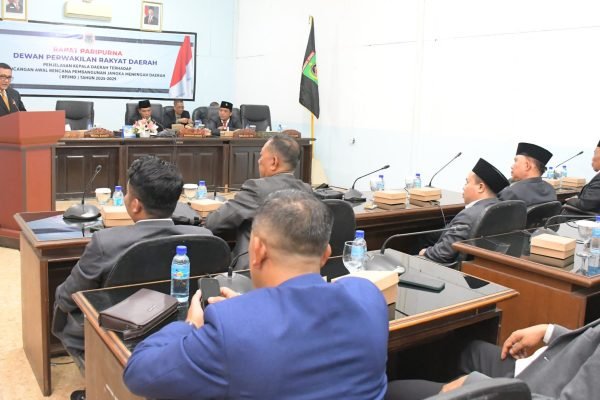 Wakil Bupati Lombok Utara saat menyampaikan Ranwal RPMJD di DPRD KLU. (Foto kicknews.today/Ist)