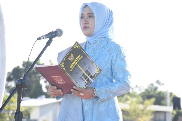 Inspektur Upacara, Ketua TP PKK KLU, Rohani Najmul Akhyar. (Poto kicknews.today/Ist)