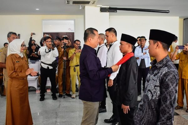 Gubernur NTB Lalu Muhammad Iqbal melepas peserta magang ke Jepang. (Foto kicknews.today/biroadpim)