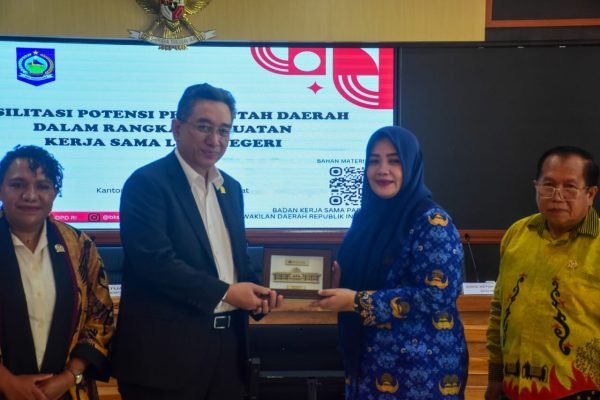 Wakil Gubernur NTB, Indah Dhamayanti Putri, saat menerima kunjungan kerja Badan Kerja Sama Parlemen (BKSP) DPD RI di Ruang Rapat Tambora, Kantor Gubernur NTB, Selasa (20/5/2025). (Foto kicknews.today/biroadpim)