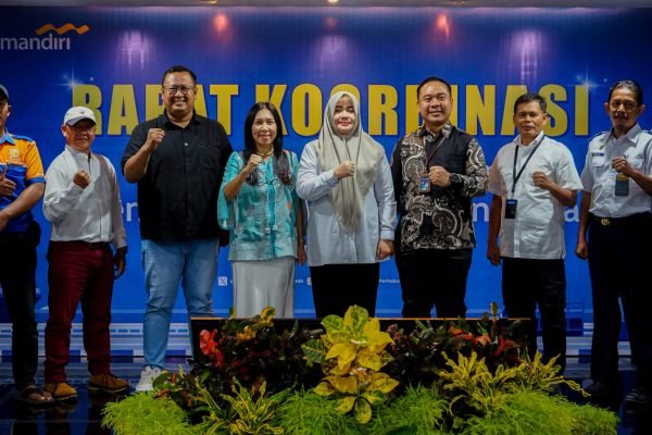 Wakil Gubernur NTB Hj. Indah Damayanti Putri saat foto bersama di rapat koordinasi sektor perhubungan di Gedung Bank Mandiri Cakranegara (foto kicknews.today/biroadpim) )