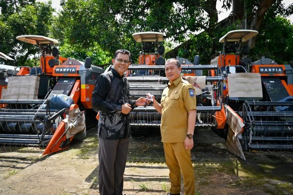 Gubernur NTB bersama Bupati Sumbawa. (Foto kicknews.today/biroadpim)