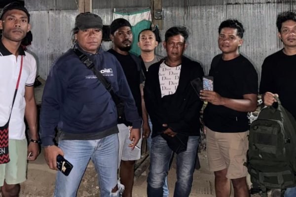 Penyidik Polresta Mataram saat mengamankan Kontraktor atau penyewa alat berat inisial E di Labuan Bajo. (Foto. kicknews.today/Ist)