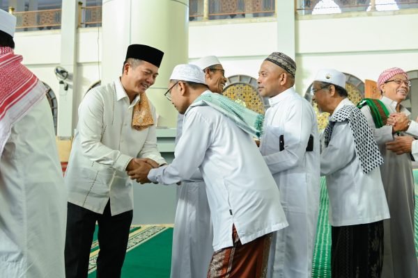 Gubernur NTB usai salat Idul Adha di Masjid Agung Praya Lombok Tengah. (foto kicknews.today/biroadpim)