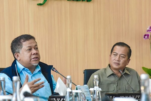 Wakil Menteri Perumahan dan Kawasan Permukiman (Wamen PKP) RI, Dr. Fahri Hamzah dan Gubernur NTB Drs H. Lalu Muhamad iqbal diruang rapat Bank NTB syariah