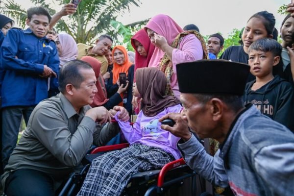 Gubernur NTB Drs H Lalu Muhamad Iqbal berdialog dengan salah satu teman difabel (foto kicknews.today/biroadpim)