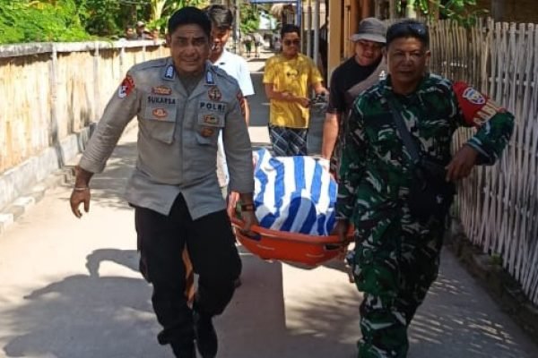 Jenazah DR saat dievakuasi. (Foto. kicknews.today/Ist)