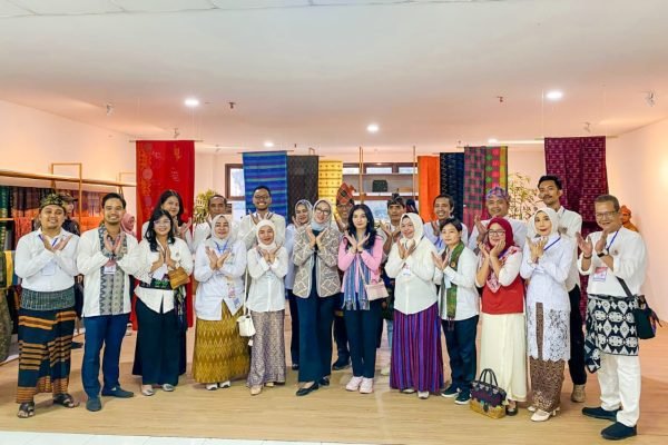 Selvie Ananda Rakabuming bersama rombongan saat meninjau pembuatan mutiara dn tenun Lombok. (foto kicknews.today/ist)