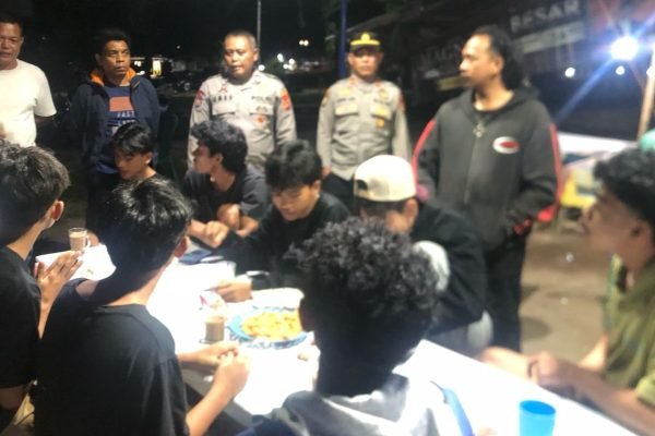 Tim Gabungan Polsek Tanjung dan LPA Lombok Utara saat melakukan razia jam malam. (Foto. kicknews.today/Ist)