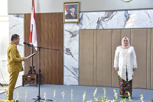 Gubernur Drs. H. Lalu Muhamad Iqbal saat melantik Hj. indah Dhamayanti Putri sebagai ketua BKOW NTB