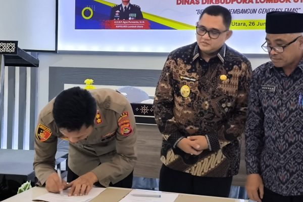 Kapolres saat menandatangani MoU bersama Dikbudpora KLU. (kicknews.today/Ist)