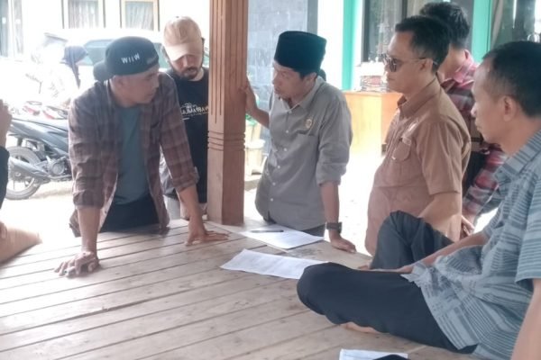 Anggota Bawaslu Lombok Utara saat melakukan pengawasan coklit terbatas. (Kicknews.today/Ist)