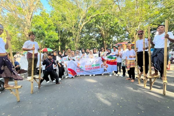 Anak anak muda bermain membawa egrang dan gangsing meramaikan CFD Udayana kota Mataram (foto ist)