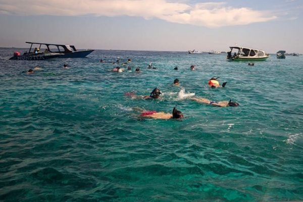 Wisatawan mancanegara yang sedang menikmati wisata bahari di perairan Tiga Gili. (kicknews.today/Ist)