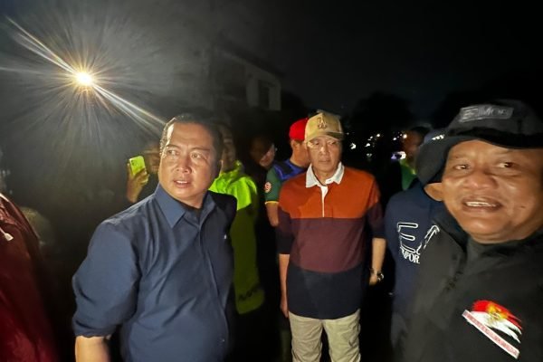 Gubernur NTB Dr H Lalu Muhamad Iqbal saat mengunjungi banjir di kota Mataram (foto biro adpim