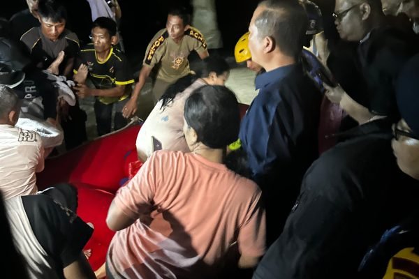 Banjir melanda kota Mataram akibat hujan deras Minggu siang hingga sore (foto biro adpim)
